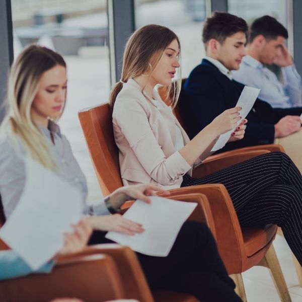 Persona analizando opciones de desarrollo profesional